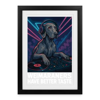 DJ Weimaraner : Élégant en boîte avec un casque - Affiche encadrée (27 × 37 cm) - noir - Devant