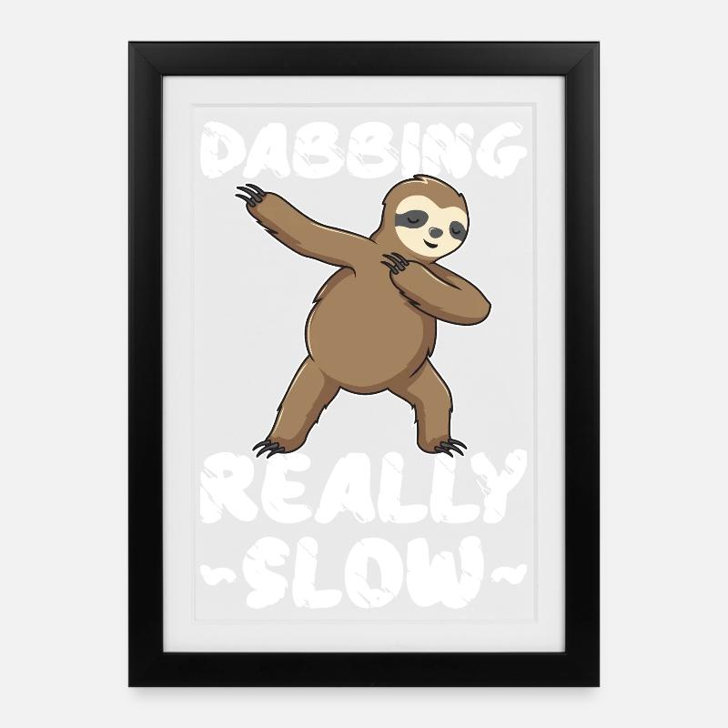 Dabbing Really Slow Faultier - Gerahmtes Poster (27 × 37 cm) - Schwarz