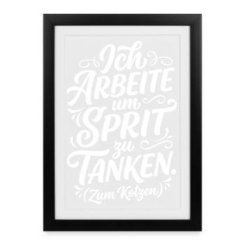 Ich arbeite um Sprit zu tanken - Gerahmtes Poster (27 × 37 cm) - Schwarz - Vorne