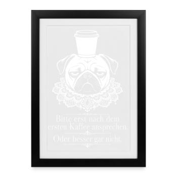Grimmiger Mops balanciert einen Kaffeebecher - Gerahmtes Poster (27 × 37 cm) - Schwarz - Vorne