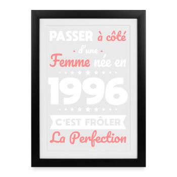 Née en 1996 – Frôler la perfection  - Affiche encadrée (27 × 37 cm) - noir - Devant