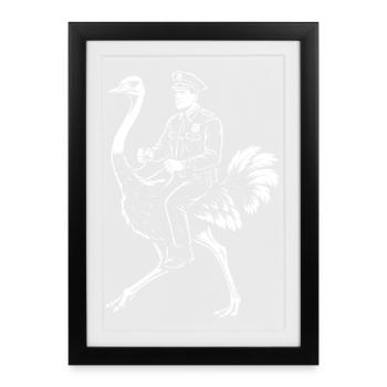 Officier de police chevauchant une autruche vive - Affiche encadrée (27 × 37 cm) - noir - Devant