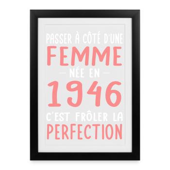Née en 1946 – Frôler la perfection  - Affiche encadrée (27 × 37 cm) - noir - Devant