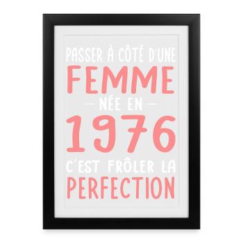 Née en 1976 – Frôler la perfection  - Affiche encadrée (27 × 37 cm) - noir - Devant