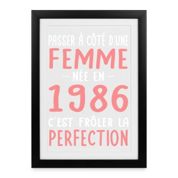 Née en 1986 – Frôler la perfection  - Affiche encadrée (27 × 37 cm) - noir - Devant