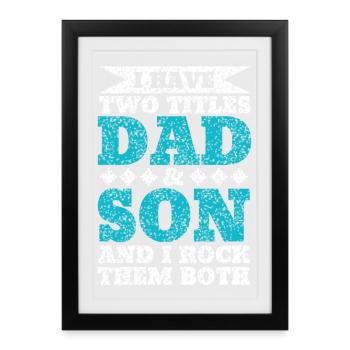 J’AI DEUX TITRES PÈRE ET FILS ET JE LES PORTE TOUS LES DEUX - Affiche encadrée (27 × 37 cm) - noir - Devant