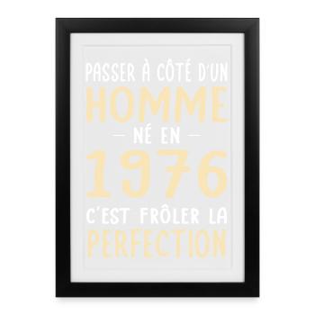 Born in 1976 – Near perfection - Framed poster (27 × 37 cm) - black - Front