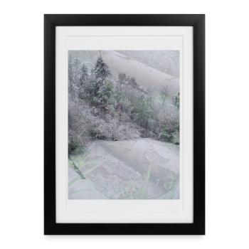 Paysage de neige sur troncs d’arbres - Affiche encadrée (27 × 37 cm) - noir - Devant