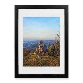Le château de Drachenburg sur la pente au jour du soir - Affiche encadrée (27 × 37 cm) - noir - Devant