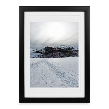 Horizon enneigé sous un soleil pâle - Affiche encadrée (27 × 37 cm) - noir - Devant
