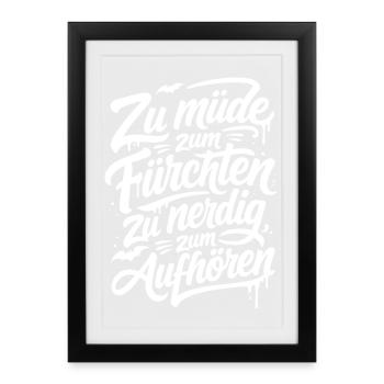 Zu müde zum Fürchten Nerd Design - Gerahmtes Poster (27 × 37 cm) - Schwarz - Vorne