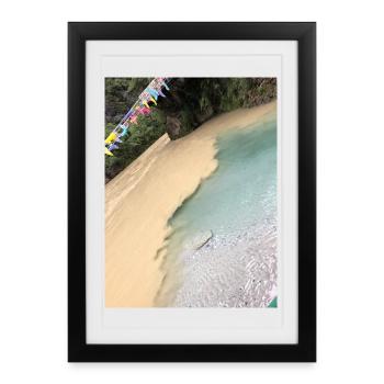 Plage tropicale aux drapeaux colorés - Affiche encadrée (27 × 37 cm) - noir - Devant