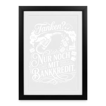 Teuer Tanken - Ironisches Benzin Design - Gerahmtes Poster (27 × 37 cm) - Schwarz - Vorne