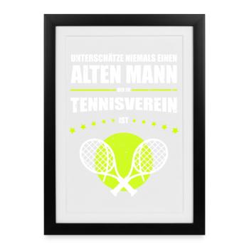 Vieil homme qui est dans le club de tennis - Affiche encadrée (27 × 37 cm) - noir - Devant