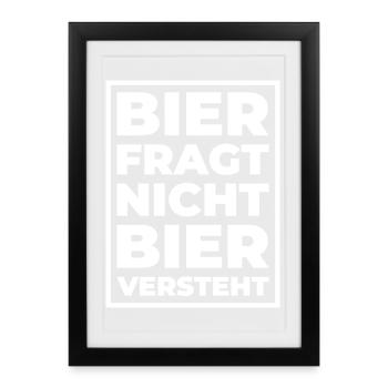 Bier fragt nicht – Bier versteht Typo Print - Gerahmtes Poster (27 × 37 cm) - Schwarz - Vorne