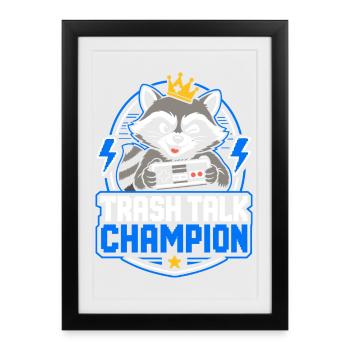 Trash Talk Champion – Gamer-Waschbär mit Krone - Gerahmtes Poster (27 × 37 cm) - Schwarz - Vorne