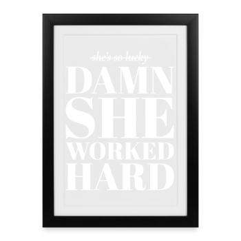 damn she worked hard | Feministisches Zitat - Gerahmtes Poster (27 × 37 cm) - Schwarz - Vorne