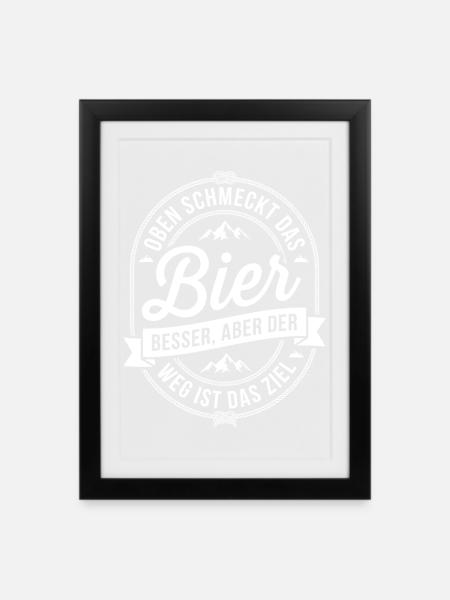 Oben schmeckt das Bier besser - Gerahmtes Poster (27 × 37 cm) - Schwarz