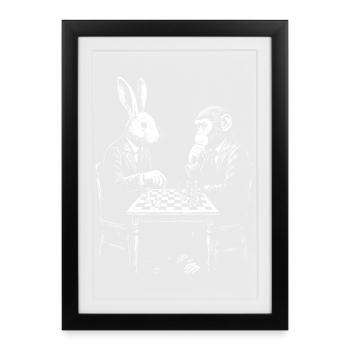 Duel d’échecs entre le lapin et le singe - Affiche encadrée (27 × 37 cm) - noir - Devant