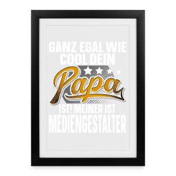 Mediengestalter Papa Vater Vatertag Cooler Papa - Gerahmtes Poster (27 × 37 cm) - Schwarz - Vorne
