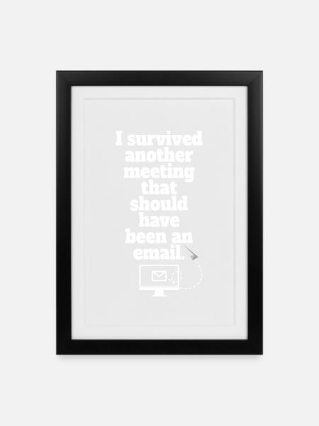 Jeg overlevde nok et møte E-post Hjemmekontor Kontor - Innrammet plakat (27 × 37 cm) - svart