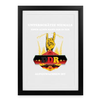 Unterschätze nie einen alten Mann Ossi DDR - Gerahmtes Poster (27 × 37 cm) - Schwarz - Vorne