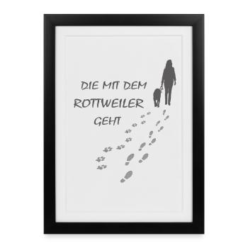 Rottweiler - Die mit dem Rottie geht - Gassi - Gerahmtes Poster (27 × 37 cm) - Schwarz - Vorne