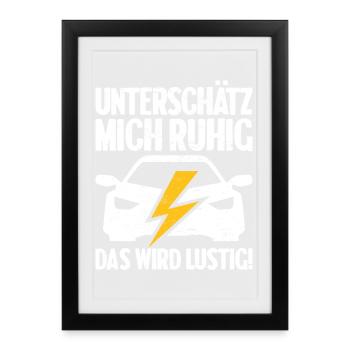 Unterschätz mich ruhig E-Auto Elektro Fahrer - Gerahmtes Poster (27 × 37 cm) - Schwarz - Vorne