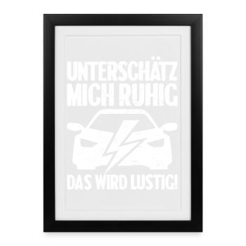 Unterschätz mich ruhig E-Auto Elektro Fahrer - Gerahmtes Poster (27 × 37 cm) - Schwarz - Vorne