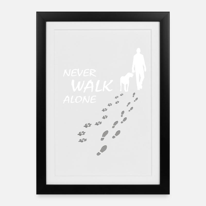 Never walk alone - Hund Herrchen Gassi, Backprint - Gerahmtes Poster (27 × 37 cm) - Schwarz