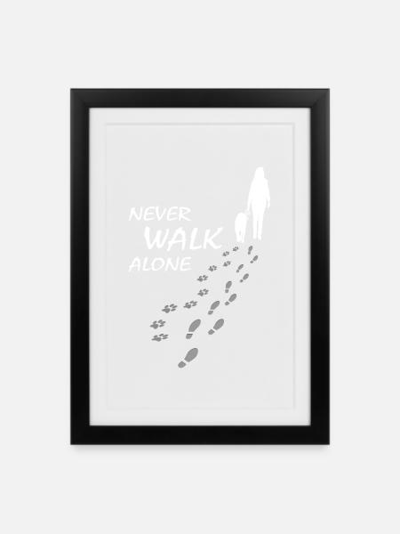 Never walk alone - Hund Frauchen Gassi, Backprint - Gerahmtes Poster (27 × 37 cm) - Schwarz