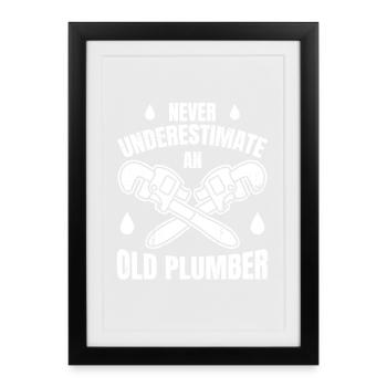 Never Underestimate An Old Plumber - Framed poster (27 × 37 cm) - black - Front