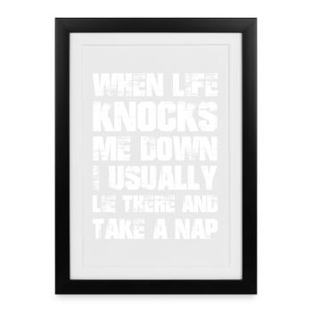 quand la vie me renverse, j’ai l’habitude de m’allonger, de faire une sieste - Affiche encadrée (27 × 37 cm) - noir - Devant