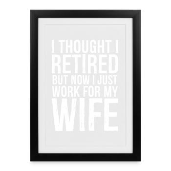 Je pensais que j’étais à la retraite, mais maintenant je ne travaille que pour ma femme - Affiche encadrée (27 × 37 cm) - noir - Devant