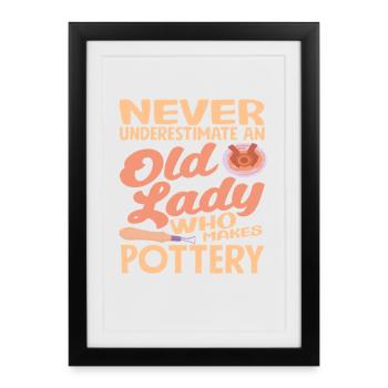 Never underestimate an old lady who - Framed poster (27 × 37 cm) - black - Front