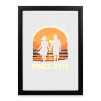 Nous nous énervons l’un l’autre depuis l’anniversaire en 2016 - Affiche encadrée (27 × 37 cm) - noir - Devant