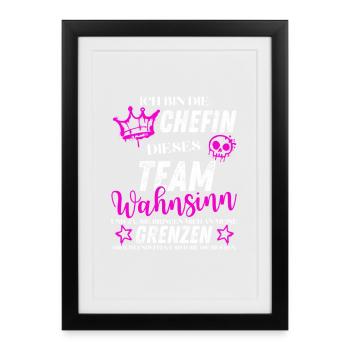 Chefin dieses Team Wahnsinn - Gerahmtes Poster (27 × 37 cm) - Schwarz - Vorne