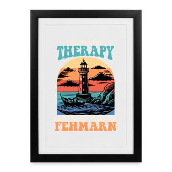 Mer Baltique. BESOIN DE PAS DE THÉRAPIE, IL FAUT ALLER À FEHMARN. - Affiche encadrée (27 × 37 cm) - noir - Devant