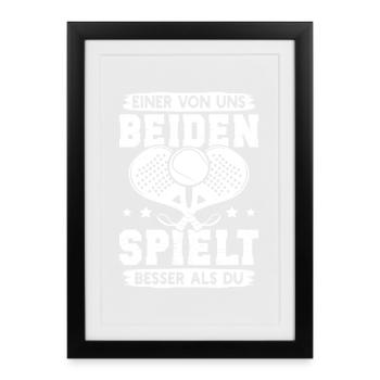 Padelspiel EINER VON UNS SPIELT BESSER ALS DU - Gerahmtes Poster (27 × 37 cm) - Schwarz - Vorne