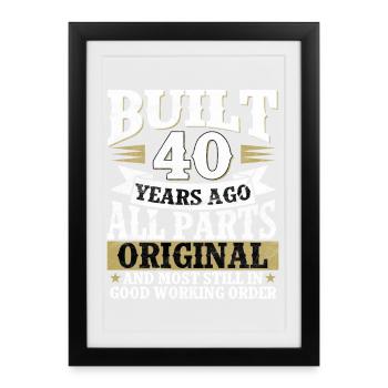 Construit il y a 40 ans, pièces d’origine - Affiche encadrée (27 × 37 cm) - noir - Devant
