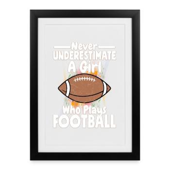 Never Underestimate A Girl Who Plays Football Seas - Gerahmtes Poster (27 × 37 cm) - Schwarz - Vorne