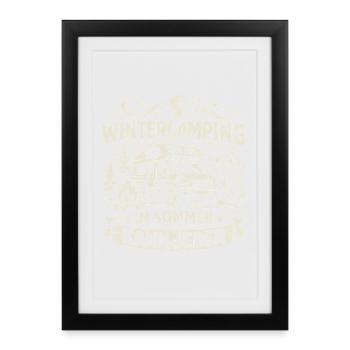 Camping d’hiver | En été, tout le monde peut | Verdict - Affiche encadrée (27 × 37 cm) - noir - Devant
