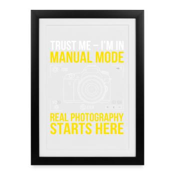 Croyez-moi, je fais de la photographie de mode manuelle - Affiche encadrée (27 × 37 cm) - noir - Devant