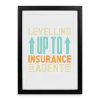 Agent d’assurance qui monte de niveau vers une assurance amusante - Affiche encadrée (27 × 37 cm) - noir - Devant