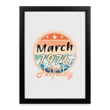 Mars 1976 – Perfectly Aged Retro - Affiche encadrée (27 × 37 cm) - noir - Devant