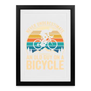 Never Underestimate An Old Guy On A Bicycle - Gerahmtes Poster (27 × 37 cm) - Schwarz - Vorne