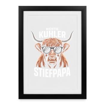 Richtig Kuhler Stiefpapa - Lustiger Kuh Wortwitz - Gerahmtes Poster (27 × 37 cm) - Schwarz - Vorne
