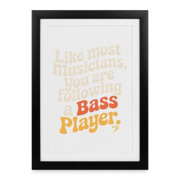 Bassiste Following A Bass Band, Bassspieler - Affiche encadrée (27 × 37 cm) - noir - Devant