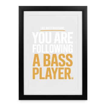 Bassiste Following A Bass Band, Bassspieler - Affiche encadrée (27 × 37 cm) - noir - Devant