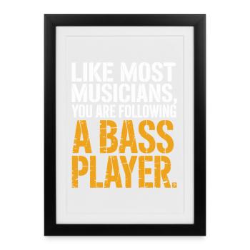Bassiste Following A Bass Band, Bassspieler - Affiche encadrée (27 × 37 cm) - noir - Devant